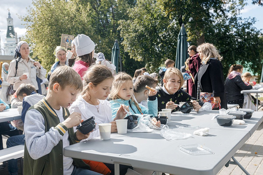 Епископ Сергиево-Посадский и Дмитровский Фома совершил детскую Литургию в Трапезном храме Лавры