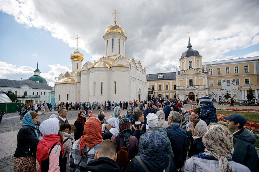 Епископ Сергиево-Посадский и Дмитровский Фома совершил детскую Литургию в Трапезном храме Лавры
