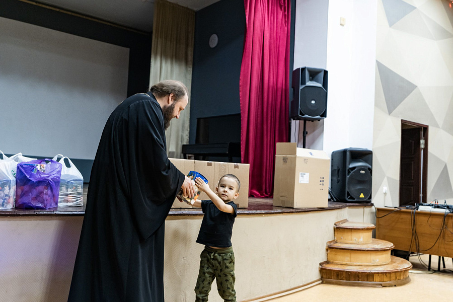 Посещение беженцев в пункте временного размещения «Родина»