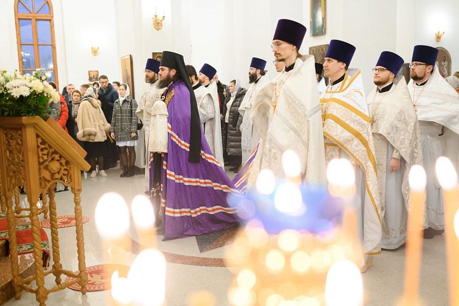 Епископ Фома совершил Божественную литургию в Казанском храме г. Долгопрудного