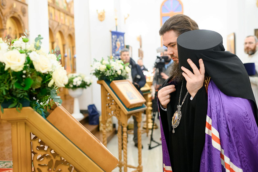 Епископ Фома совершил Божественную литургию в Казанском храме г. Долгопрудного
