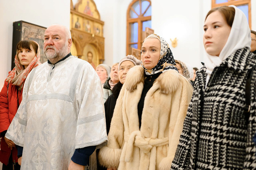 Епископ Фома совершил Божественную литургию в Казанском храме г. Долгопрудного