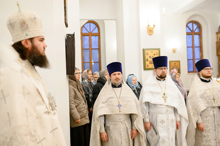 Епископ Фома совершил Божественную литургию в Казанском храме г. Долгопрудного
