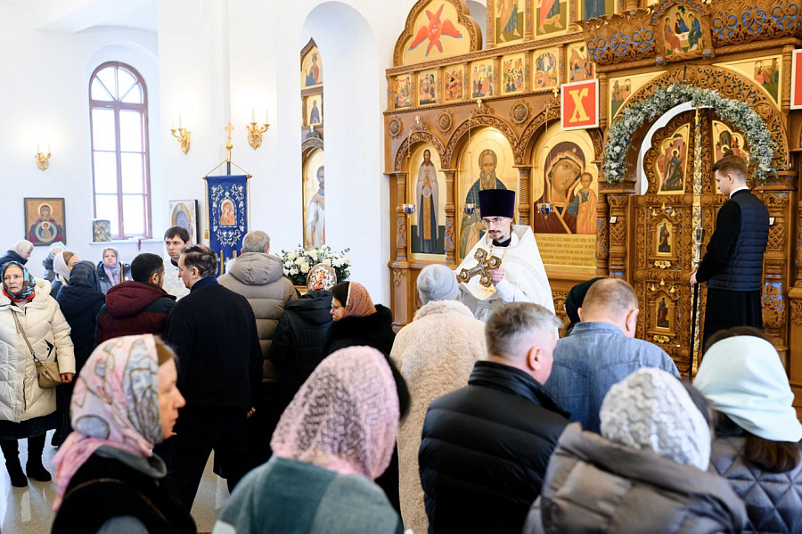 Епископ Фома совершил Божественную литургию в Казанском храме г. Долгопрудного