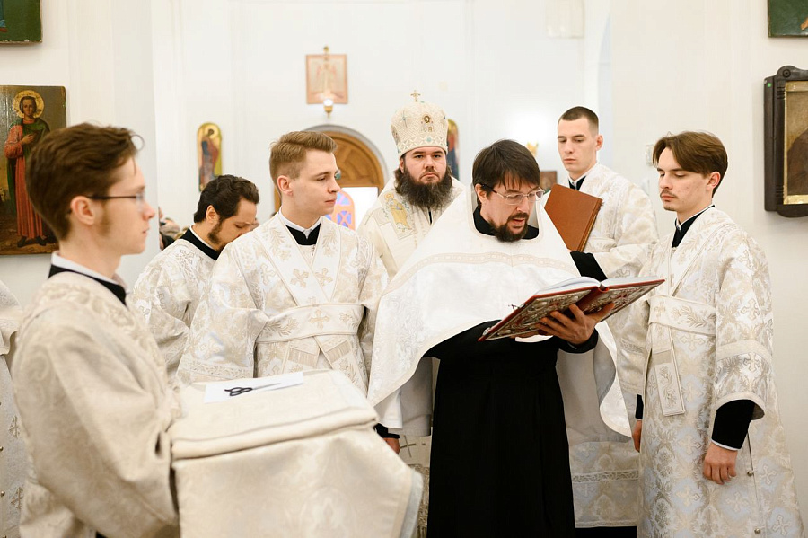 Епископ Фома совершил Божественную литургию в Казанском храме г. Долгопрудного