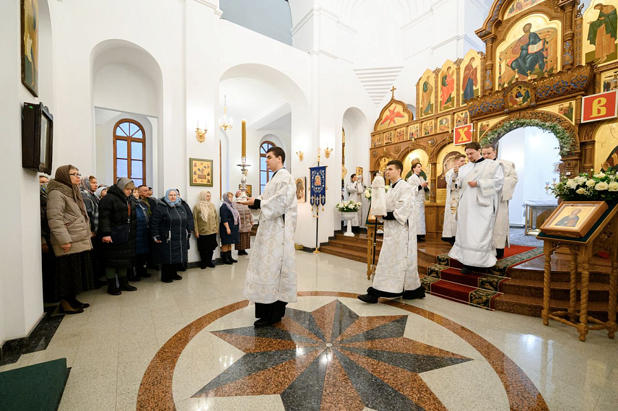 Епископ Фома совершил Божественную литургию в Казанском храме г. Долгопрудного