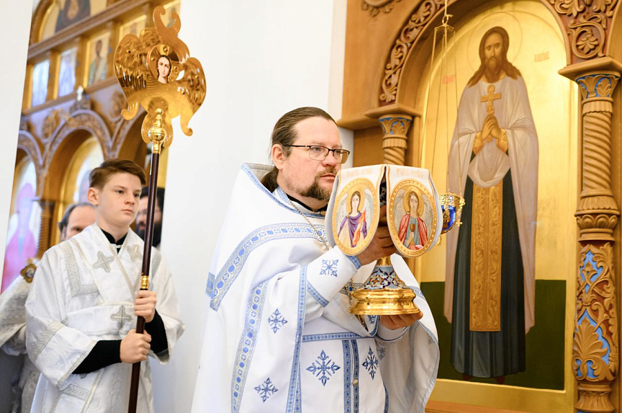 Епископ Фома совершил Божественную литургию в Казанском храме г. Долгопрудного