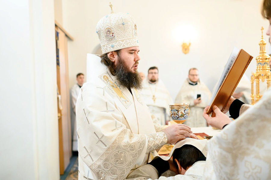 Епископ Фома совершил Божественную литургию в Казанском храме г. Долгопрудного