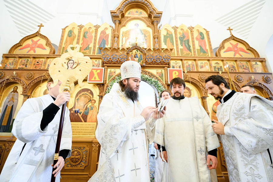 Епископ Фома совершил Божественную литургию в Казанском храме г. Долгопрудного