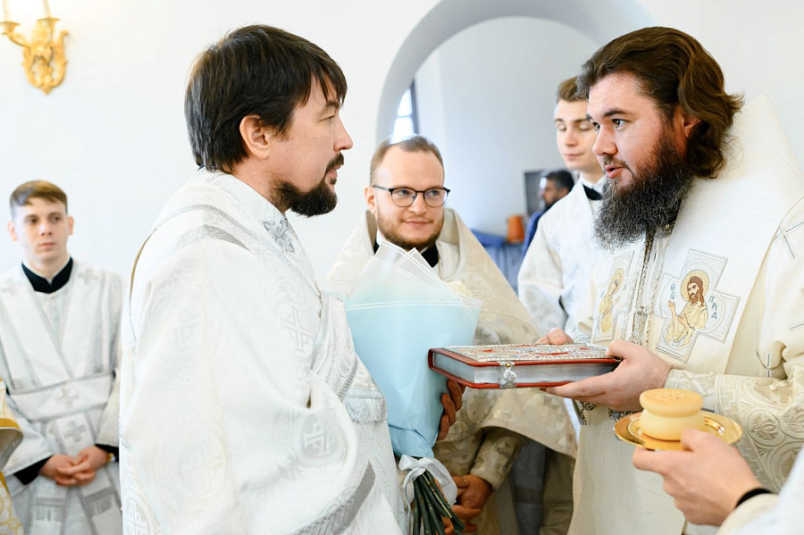Епископ Фома совершил Божественную литургию в Казанском храме г. Долгопрудного