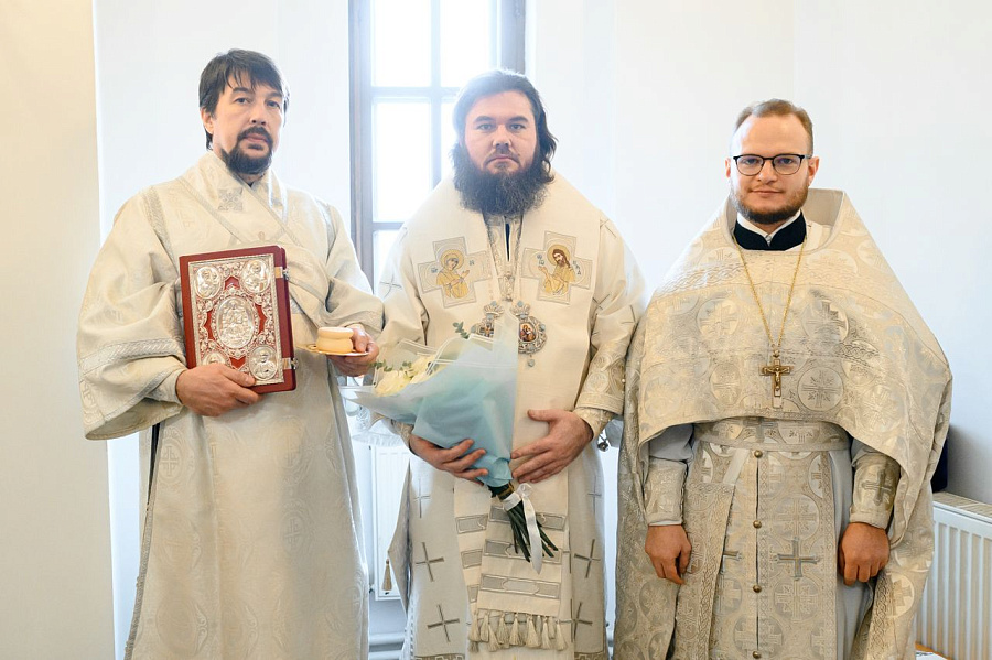 Епископ Фома совершил Божественную литургию в Казанском храме г. Долгопрудного