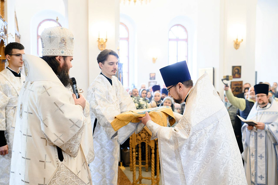 Епископ Фома совершил Божественную литургию в Казанском храме г. Долгопрудного