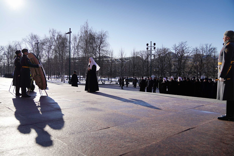 Митрополит Павел и архиереи Московской митрополии приняли участие в церемонии возложения венка к могиле Неизвестного солдата у Кремлевской стены