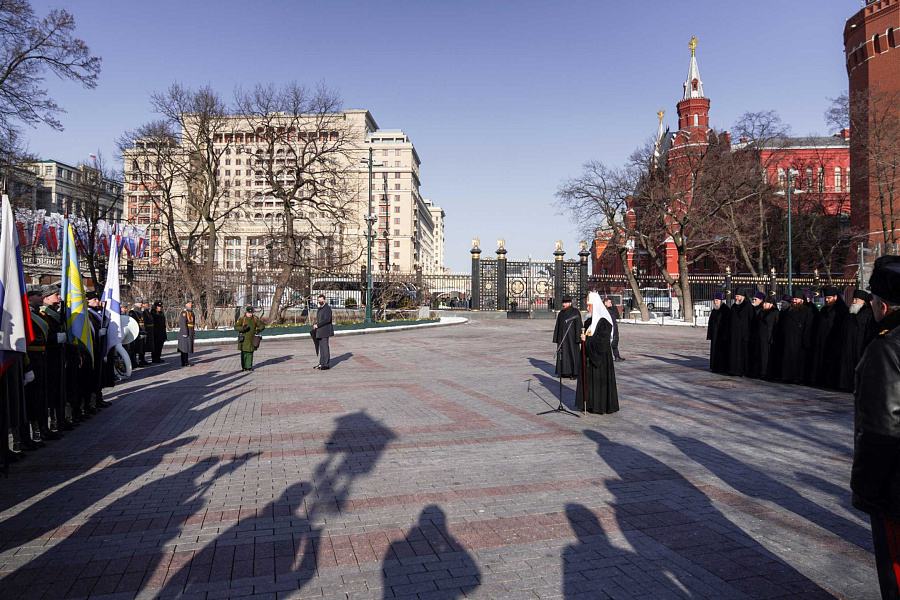 Митрополит Павел и архиереи Московской митрополии приняли участие в церемонии возложения венка к могиле Неизвестного солдата у Кремлевской стены