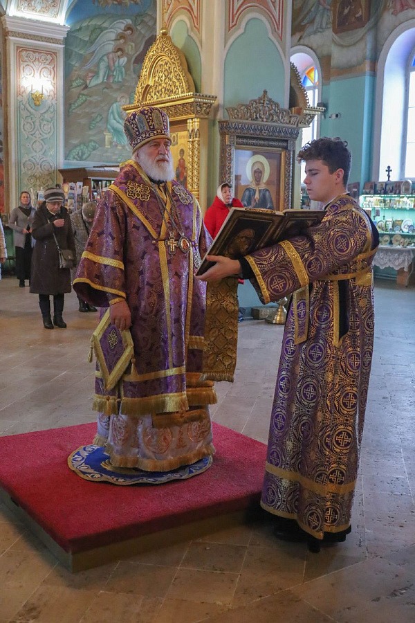 Архиерейское богослужение в Тихвинском храме города Коломны