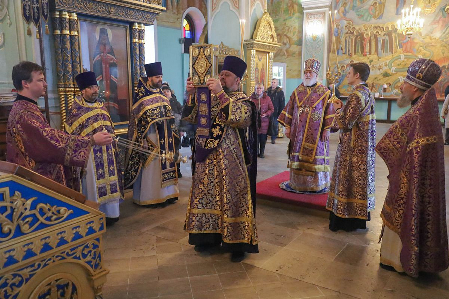 Архиерейское богослужение в Тихвинском храме города Коломны