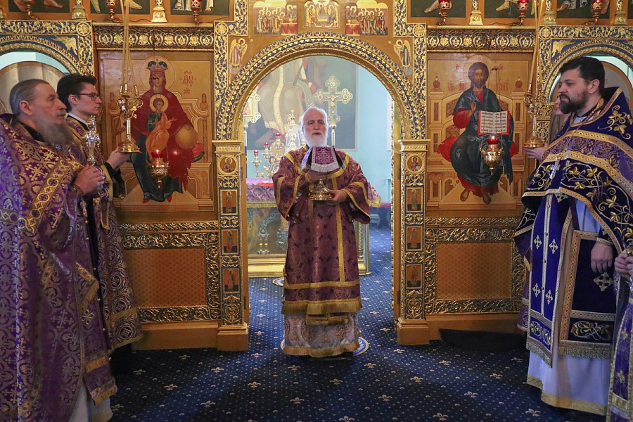 Архиерейское богослужение в Тихвинском храме города Коломны