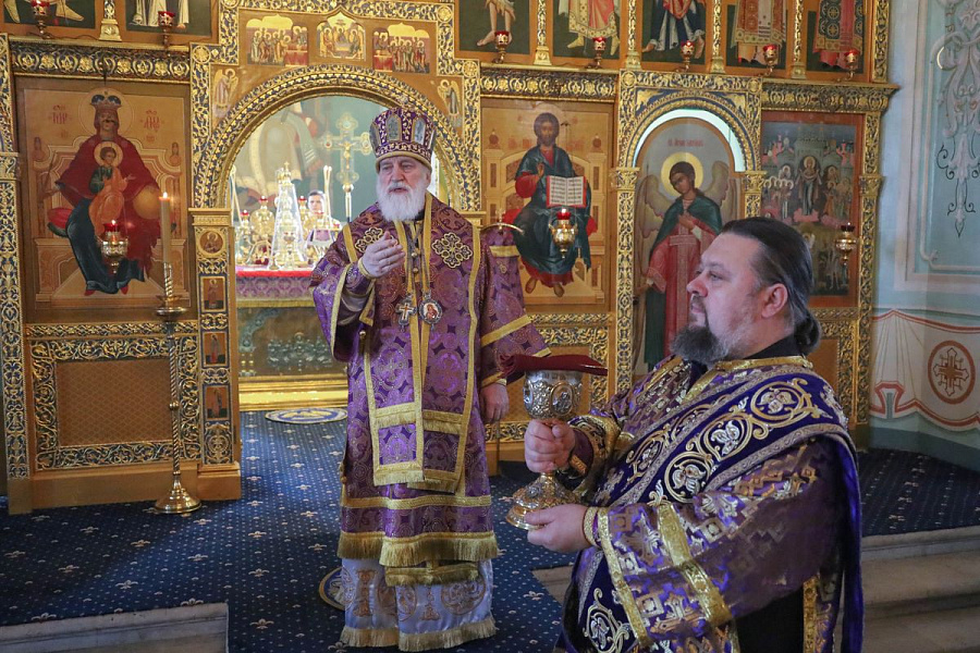 Архиерейское богослужение в Тихвинском храме города Коломны