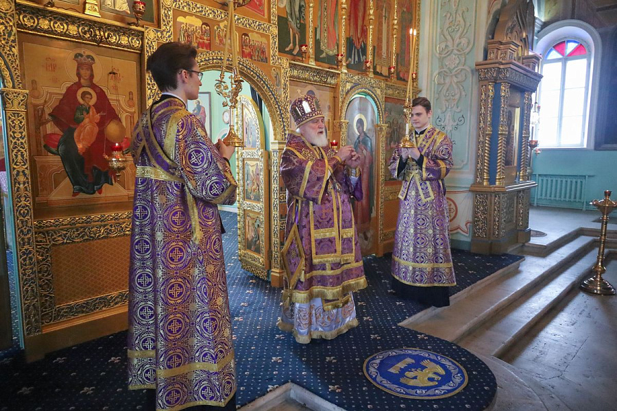 Архиерейское богослужение в Тихвинском храме города Коломны