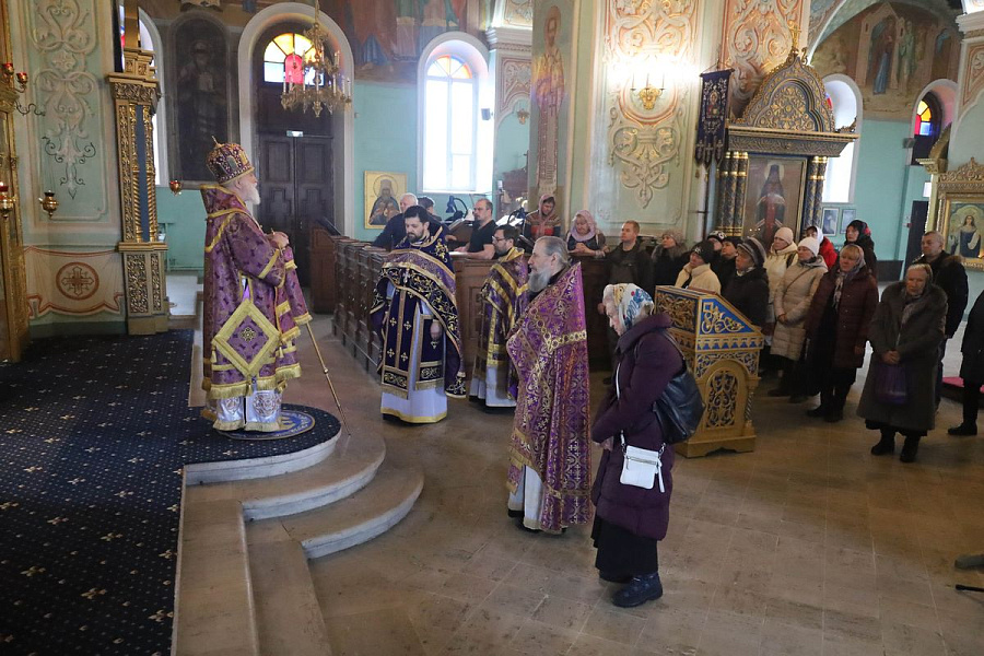 Архиерейское богослужение в Тихвинском храме города Коломны
