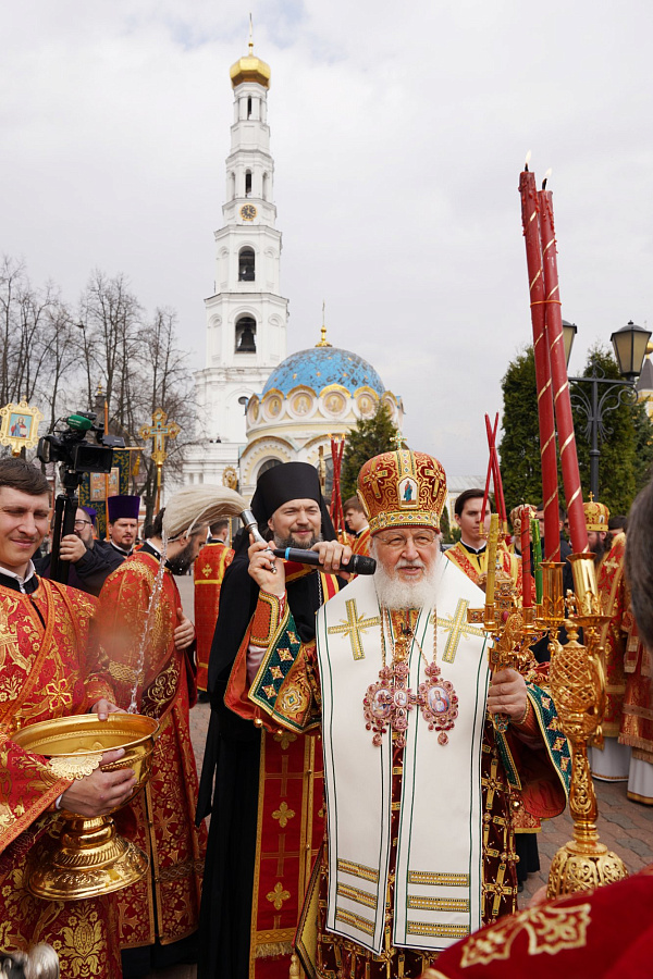 Митрополит Павел, архиереи и сонм духовенства Московской митрополии сослужили Святейшему Патриарху Кириллу за Божественной литургией в Николо-Угрешском монастыре