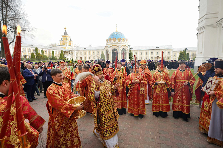 Митрополит Павел, архиереи и сонм духовенства Московской митрополии сослужили Святейшему Патриарху Кириллу за Божественной литургией в Николо-Угрешском монастыре