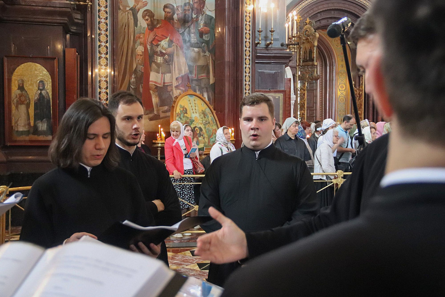 Молебен пред Феодоровской иконой Пресвятой Богородицы в Храме Христа Спасителя