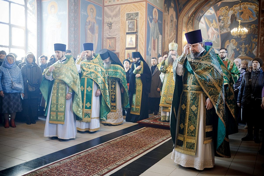 Епископ Кирилл совершил Литургию в храме преподобного Алексия, человека Божия, в Хотьково