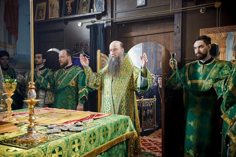 Епископ Кирилл совершил Литургию в храме преподобного Алексия, человека Божия, в Хотьково