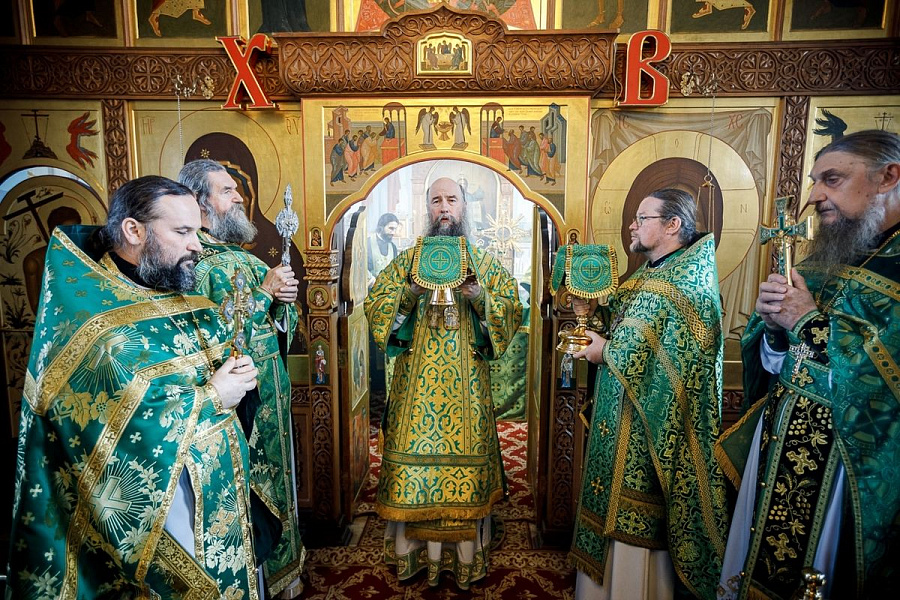 Епископ Кирилл совершил Литургию в храме преподобного Алексия, человека Божия, в Хотьково