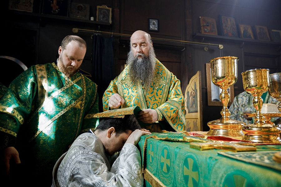Епископ Кирилл совершил Литургию в храме преподобного Алексия, человека Божия, в Хотьково