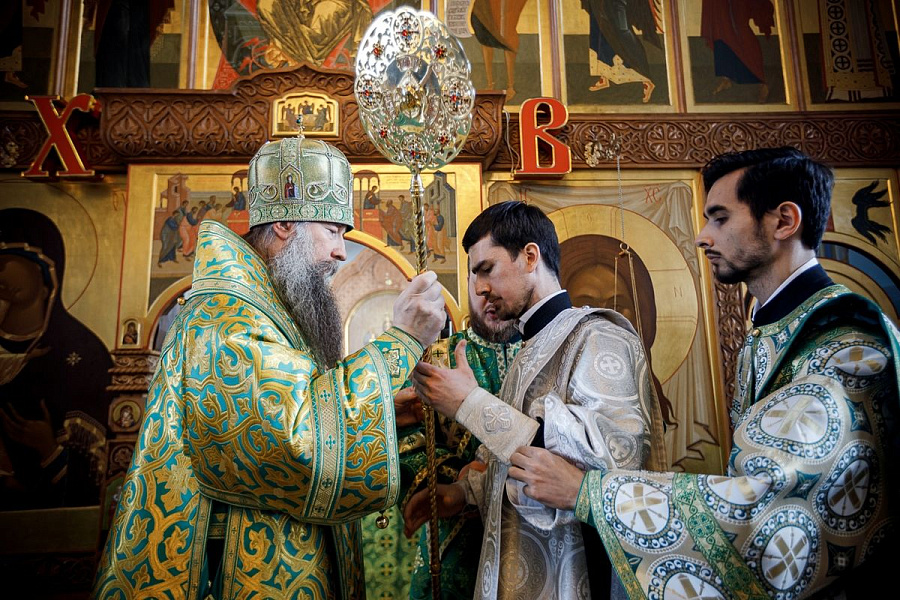 Епископ Кирилл совершил Литургию в храме преподобного Алексия, человека Божия, в Хотьково