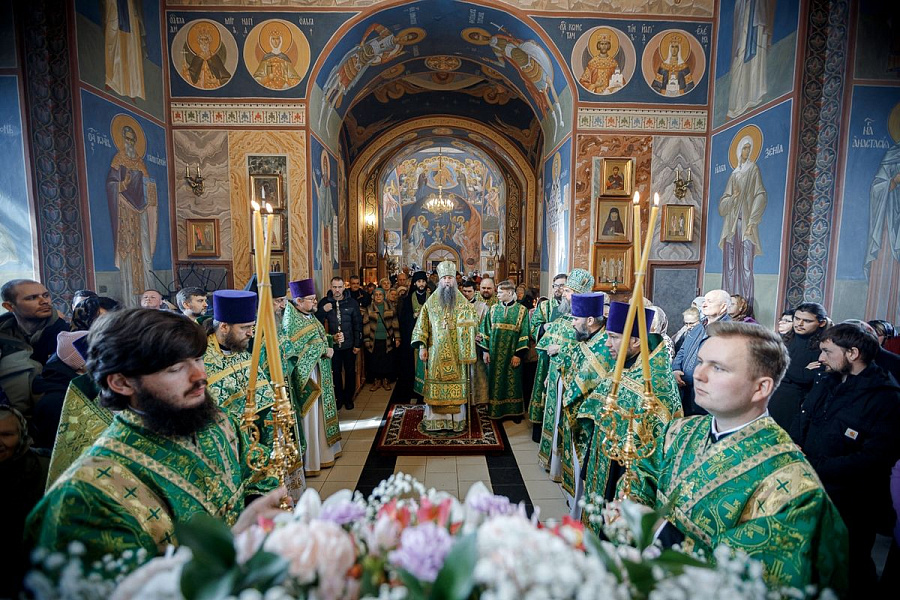 Епископ Кирилл совершил Литургию в храме преподобного Алексия, человека Божия, в Хотьково