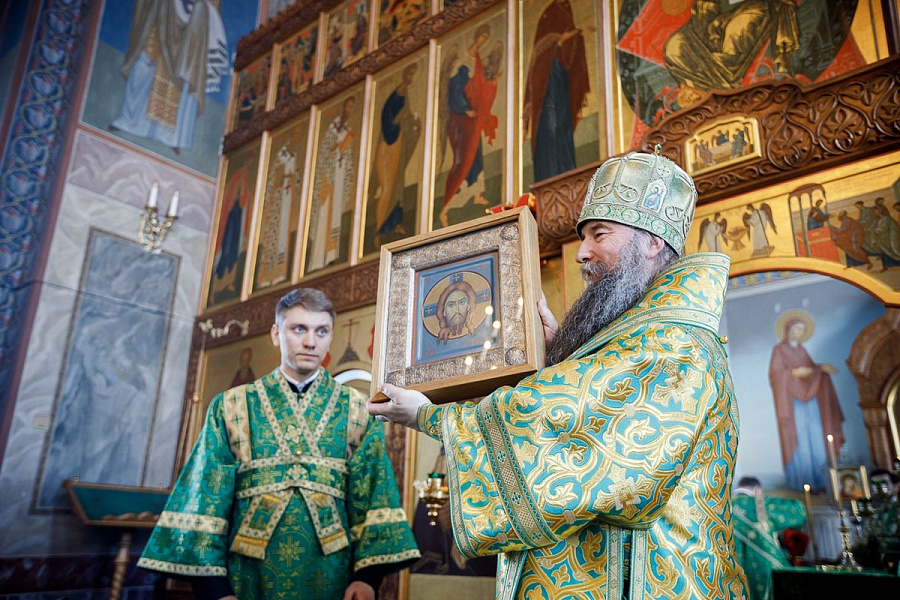Епископ Кирилл совершил Литургию в храме преподобного Алексия, человека Божия, в Хотьково
