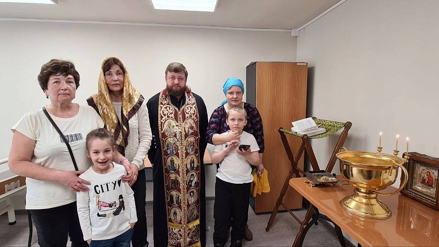 Таинство Крещения в пункте временного размещения беженцев в деревне Тарбушево г. о. Коломна