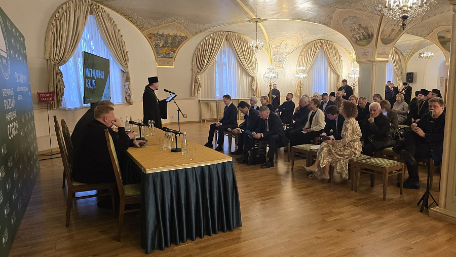 Заместитель руководителя Секретариата Всемирного русского народного собора в Московской области иерей Василий Лосев выступил с докладом на секции «Миграционная политика»