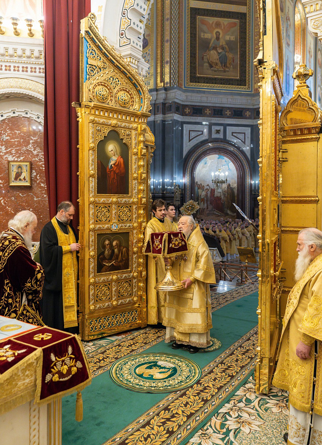 В шестнадцатую годовщину интронизации Святейшего Патриарха Кирилла в Храме Христа Спасителя совершена Божественная литургия