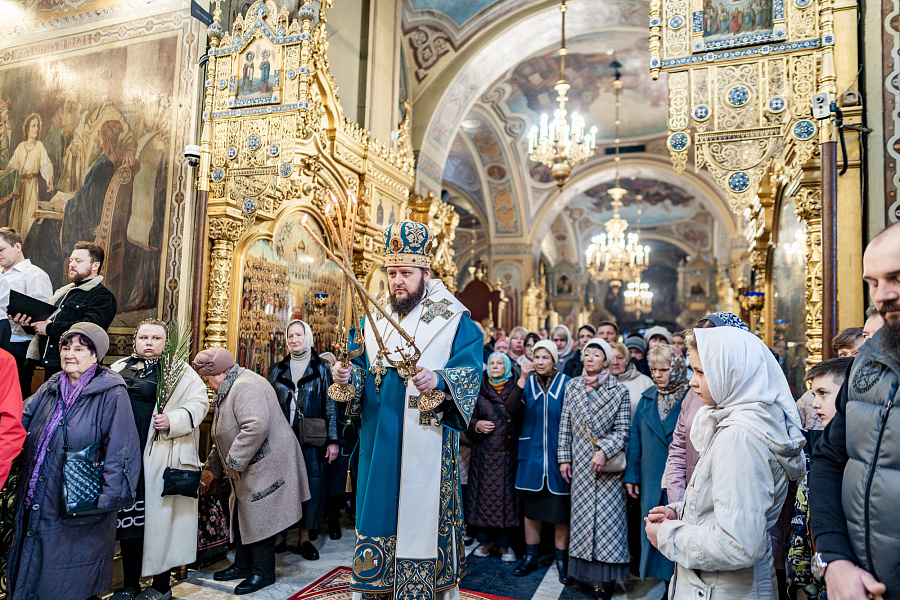 Архиерейское богослужение в Неделю ваий в Троицком кафедральном соборе
