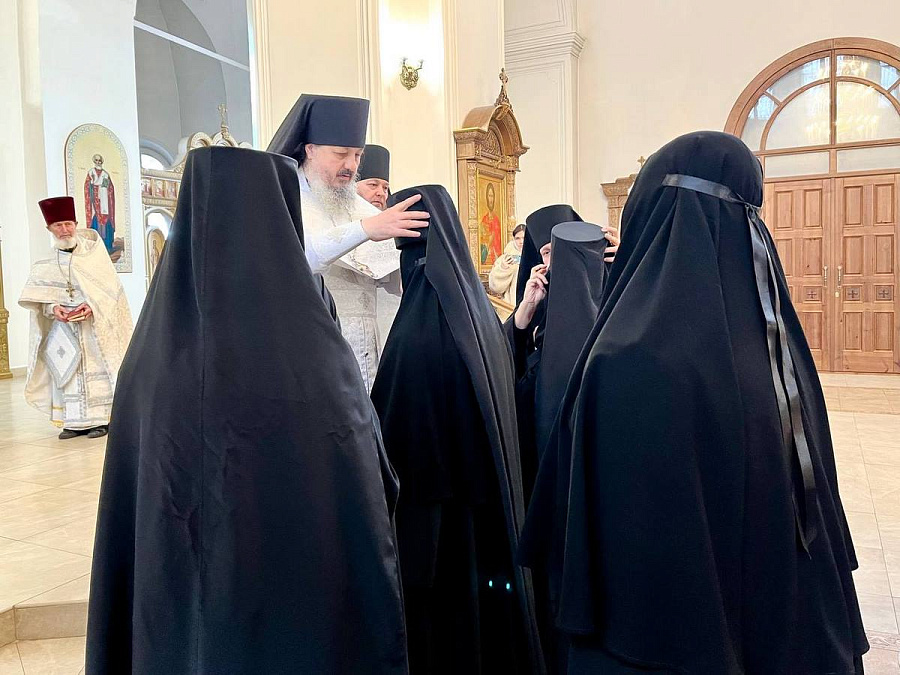 Престольный праздник и иноческий постриг в Александро-Невском монастыре