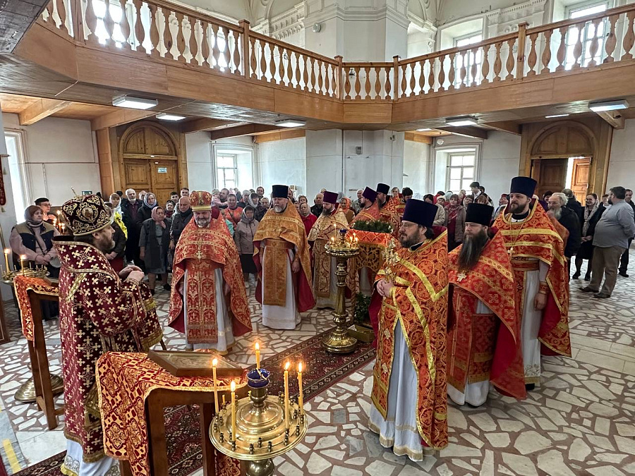Божественная литургия в Никольском соборе Волоколамска