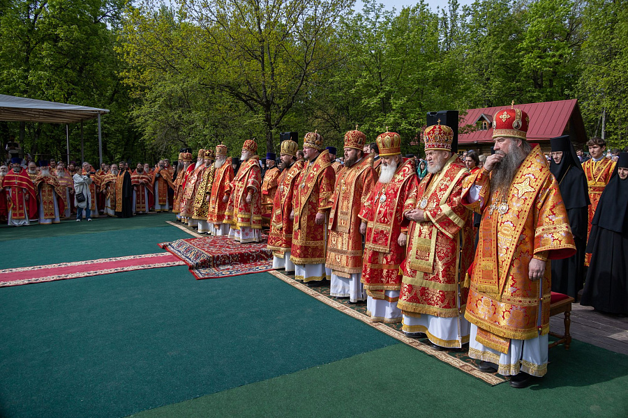 В праздник Собора новомучеников, в Бутове пострадавших, Патриарший наместник Московской митрополии возглавил Литургию на Бутовском полигоне