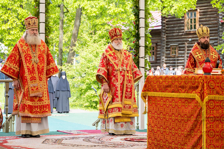 В праздник Собора новомучеников, в Бутове пострадавших, Патриарший наместник Московской митрополии возглавил Литургию на Бутовском полигоне