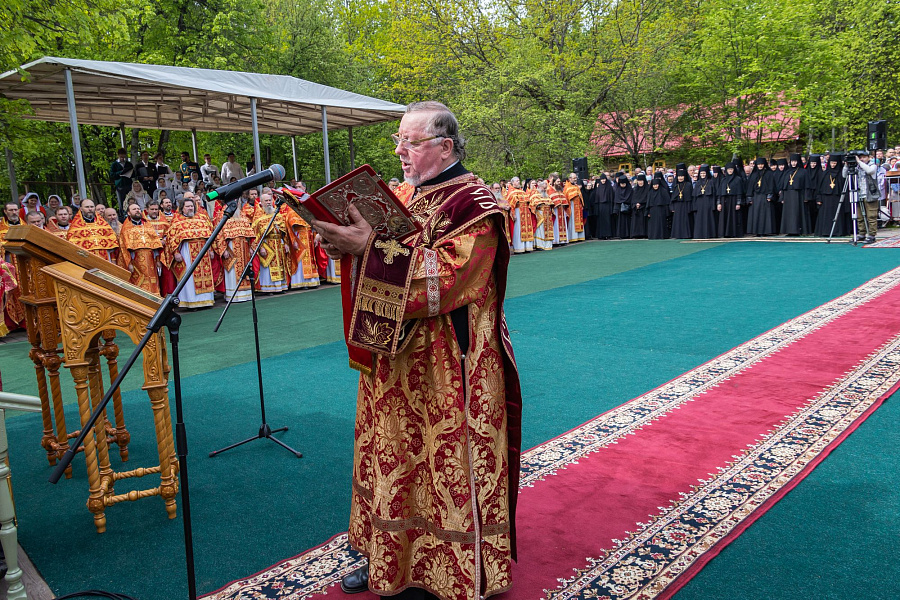 В праздник Собора новомучеников, в Бутове пострадавших, Патриарший наместник Московской митрополии возглавил Литургию на Бутовском полигоне