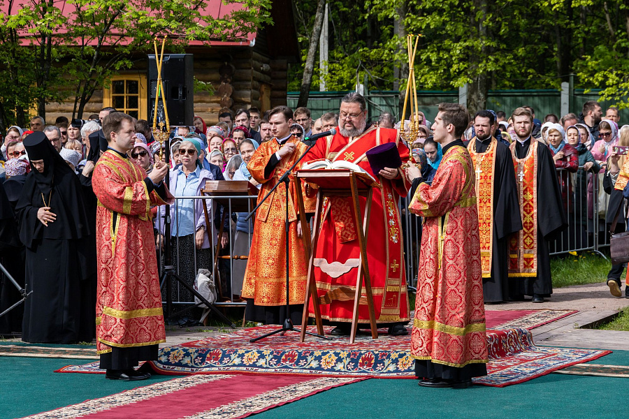 В праздник Собора новомучеников, в Бутове пострадавших, Патриарший наместник Московской митрополии возглавил Литургию на Бутовском полигоне