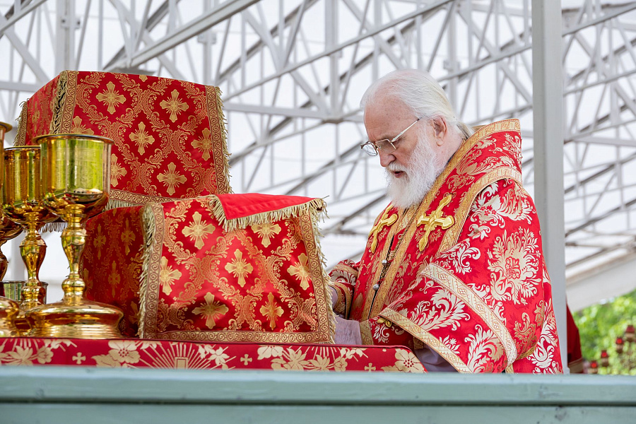 В праздник Собора новомучеников, в Бутове пострадавших, Патриарший наместник Московской митрополии возглавил Литургию на Бутовском полигоне