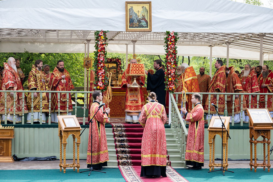 В праздник Собора новомучеников, в Бутове пострадавших, Патриарший наместник Московской митрополии возглавил Литургию на Бутовском полигоне