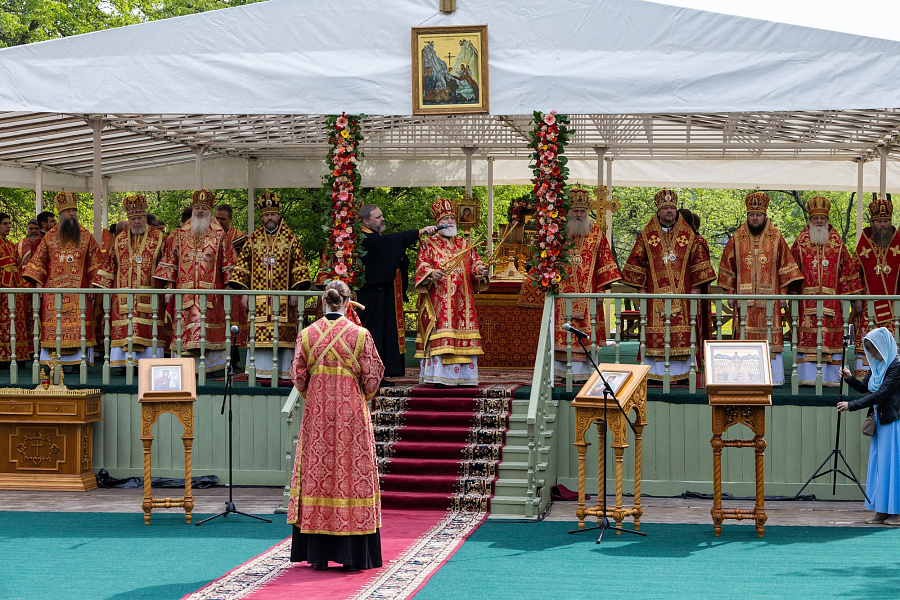 В праздник Собора новомучеников, в Бутове пострадавших, Патриарший наместник Московской митрополии возглавил Литургию на Бутовском полигоне