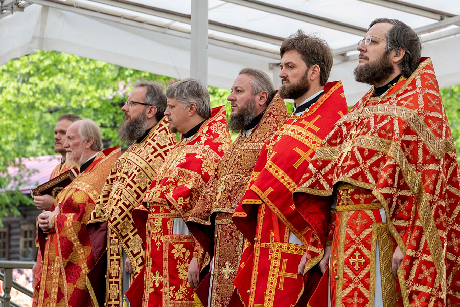 В праздник Собора новомучеников, в Бутове пострадавших, Патриарший наместник Московской митрополии возглавил Литургию на Бутовском полигоне