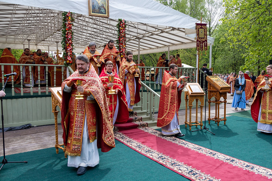 В праздник Собора новомучеников, в Бутове пострадавших, Патриарший наместник Московской митрополии возглавил Литургию на Бутовском полигоне