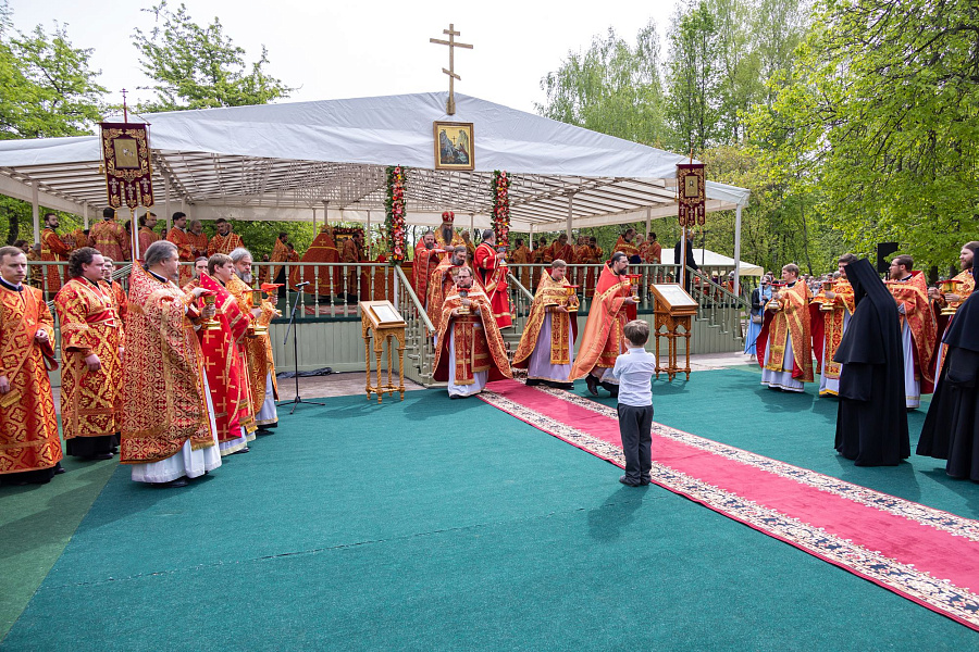 В праздник Собора новомучеников, в Бутове пострадавших, Патриарший наместник Московской митрополии возглавил Литургию на Бутовском полигоне